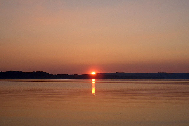 Die zwischen Hügeln eingebetteten Seen machen den optischen Reiz im Fünfseenland aus. Hier ein toller Sonnenuntergang am Starnberger See