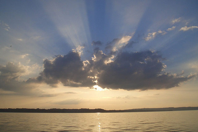 Imposantes Wolkenspiel am Starnberger See. Die Stimmung und die Landschaft des Sees ziehen schon seit tausenden von Jahren die Menschen an seine Ufer