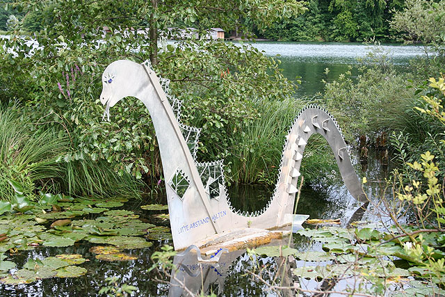 In einem Dorf, das sich als Künstlerdorf präsentiert, darf auch am See die Kunst nicht fehlen: Stahl-Drache am Ufer des Weßlinger Sees