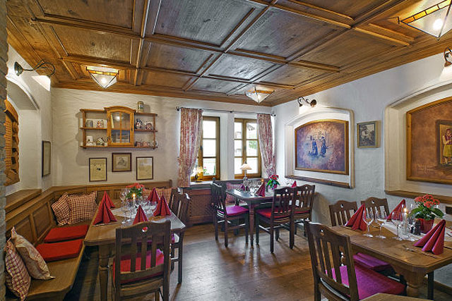 Die Gasträume im Wirtshaus „Der Obere Wirt” - Zum Queri sind von traditioneller, urbayerischer Gemütlichkeit