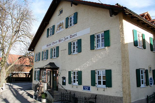 In diesem Haus in Frieding wurde am 30. April 1879 der Schriftsteller Georg Queri geboren. Heute befindet sich dort das Gasthaus „Zum Queri”