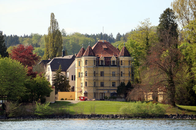 Schloss Garatshausen vom See aus gesehen. Dieses Schloss wurde für Elisabeth und ihren Hofstaat bereitgestellt, wenn sie im Fünfseenland weilte