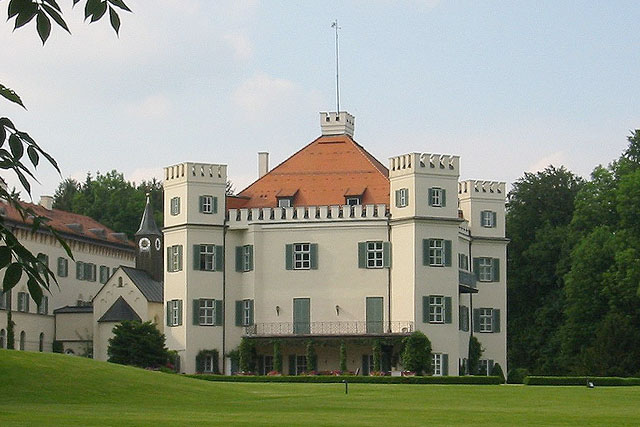 Schloss Possenhofen mit der kleinen Schlosskapelle und angrenzenden Stallungen. Das Schloss befindet sich heute in Privatbesitz