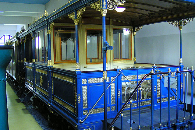Einst hielten Züge wie dieser Salonwagen König Ludwig II. in Possenhofen. Auch Elisabeth und Kaiser Franz Joseph kamen mit „der Bahn”