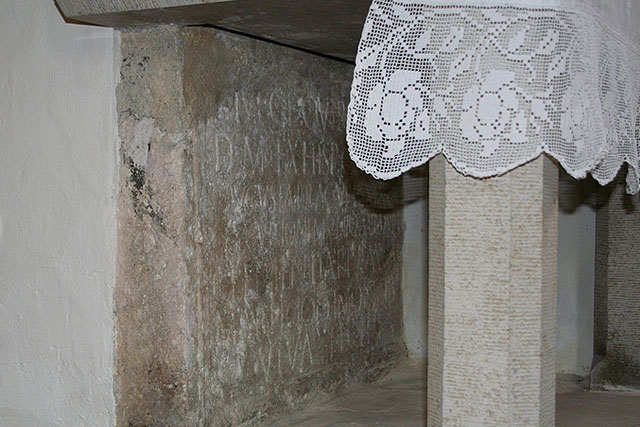 Bei Renovierungsarbeiten in der Filialkirche St. Alto in Leutstetten wurde der römische Grabstein unter dem rechten Seitenaltar entdeckt