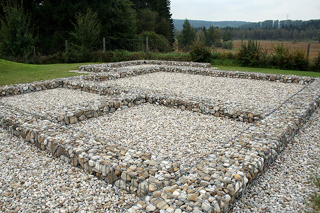 Mit Steinkörben, sogenannten Gabionen, wurden die ermittelten Grundmauern der Villa rustica sehr anschaulich nachgebildet