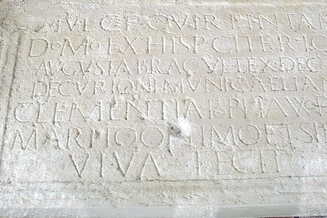 Aus der Inschrift dieses Grabsteines geht die Geschichte von Pintamus und seiner Frau Popeia hervor. Das Bild zeigt die Nachbildung aus der Villa rustica
