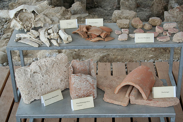 In der Villa rustica sind auch einige Original-Fundstücke ausgestellt. Rechts oben im Bild sind Stücke des bemalten Wandputzes zu sehen