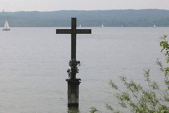 Das Kreuz an der Stelle im Starnberger See, an der König Ludwig II. ertrunken sein soll. In Wahrheit liegt die Stelle einige Meter davon entfernt