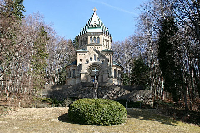 Erst knapp 10 Jahre nach dem Tod von König Ludwig II. wurde überhalb der Todesstelle, nahe Berg, die Votivkapelle zum Gedenken errichtet