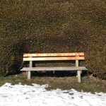 Sonniges Plätzchen auf der bank in der Hecke