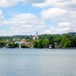 Blick auf Starnberg von der Seepromenade bei Percha.