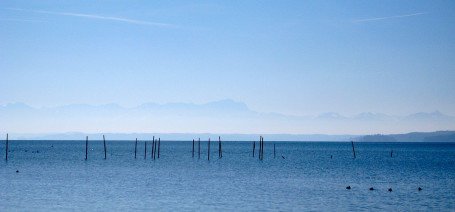 Starnberger See mit Blick auf die nahen Alpen mit Zugspitze