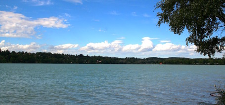 Der Pilsensee unterhalb von Schloss Seefeld ist ein Anglerparadies