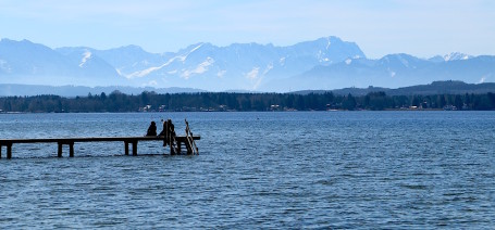 Der majestätische Starnberger See mit Blick auf die Zugspitze