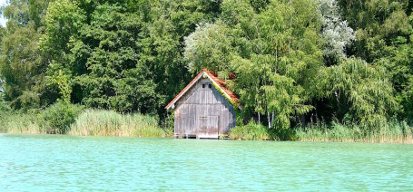 Der Wörthsee bezaubert durch seine türkise Färbung