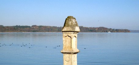 Die alte Tuffsteinsäule in Seeshaupt am Starnberger See hat bis heute ihr Geheimnis nicht zweifelsfrei preisgegeben