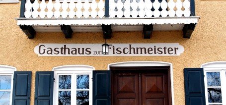 Das Gasthaus „Zum Fischmeister“ in Ambach am Starnberger See, gehört zu den legendären, kulinarischen Adressen am See