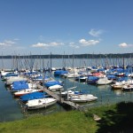 Der wunderbare Blick von der Terrasse des Marina in Bernried über den Yachthafen auf den Starnberger See …