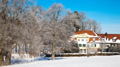 Fritz Fenzl kommt in das Biohotel & Vitalzentrum Schlossgut Oberambach und liest aus seinen Büchern über Kraftorte