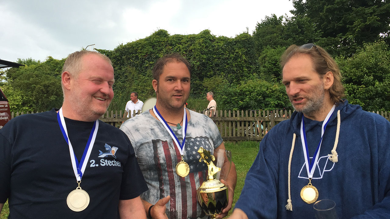 Die Sieger des 26. Traditionellen Fischerstechen im Biergarten Lidl in Seeshaupt